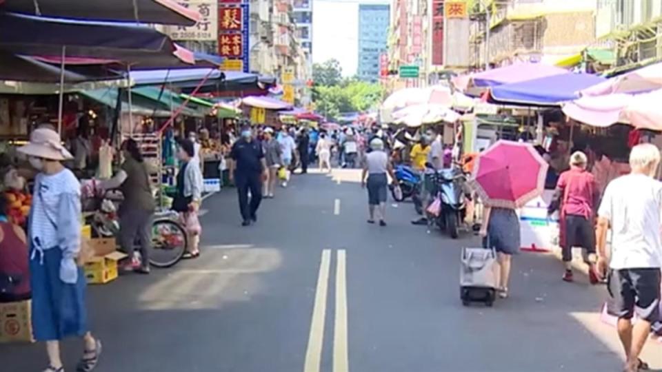 最近高溫連連突破30度以上，外出若戴上口罩更悶熱。（圖／東森新聞）