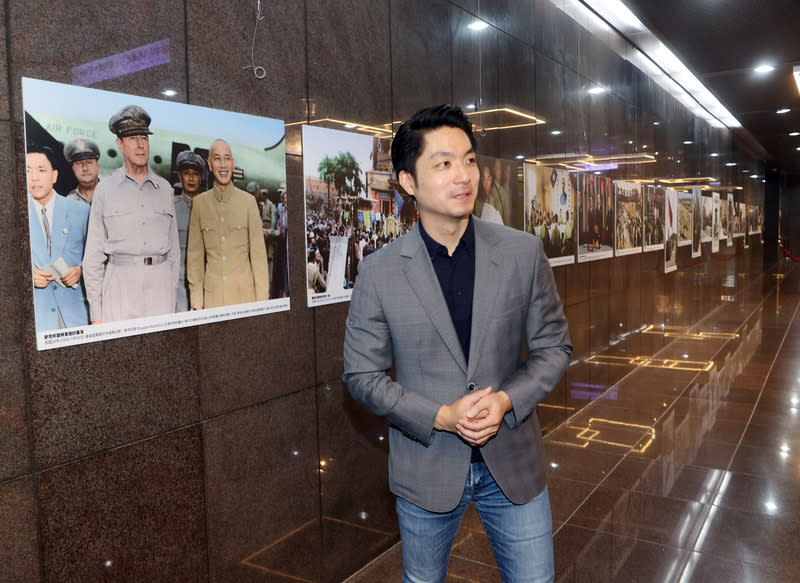 北市府展出黃埔建軍的時代精神特展 「黃埔建軍的時代精神」特展在台北市政府展出，台 北市長蔣萬安15日出席開幕記者會前，逐一細看多張 二戰時期的歷史照片。 中央社記者郭日曉攝　113年6月15日 