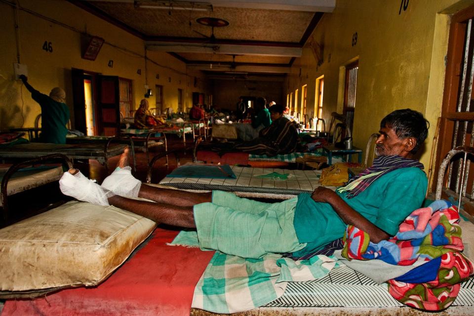 Un enfermo de lepra en un centro sanitario de Sundarpur, en el estado de Bihar, India, en 2011. <a href="https://www.shutterstock.com/es/image-photo/sundarpur-india-2011-unidentified-indian-leprosy-1409329754" rel="nofollow noopener" target="_blank" data-ylk="slk:Shutterstock / Travel Stock;elm:context_link;itc:0;sec:content-canvas" class="link ">Shutterstock / Travel Stock</a>