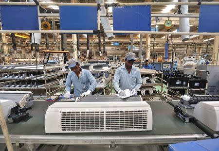 Workers assemble air conditioners inside the Daikin Industries Ltd. plant at Neemrana in the desert Indian state of Rajasthan, October 1, 2014. REUTERS/Adnan Abidi