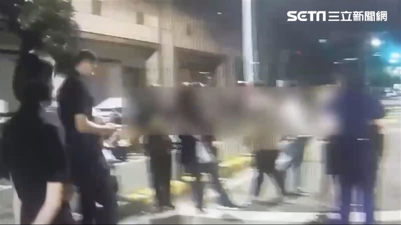 一群身穿白、黑衣的男子在路口聚集、喧嘩，民眾以為將發生街頭滋事報警，結果虛驚一場。（圖／翻攝畫面）