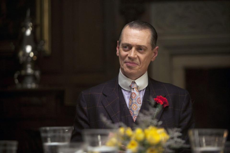 Um das Spieler- und Vergnügungsparadies Atlantic City in Zeiten der Prohibition weiterhin mit Alkohol zu versorgen, geht Nucky Thompson (Steve Buscemi) über Leichen - und ermordet unter anderem seinen Ziehsohn Jimmy Darmody. (Bild: Home Box Office Inc. All Rights Reserved.)