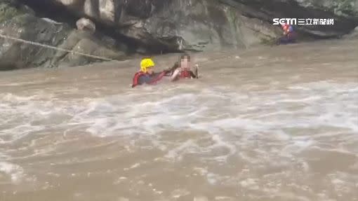 在新竹山區有一對情侶受困溪邊，幸虧消防人員及時救援。