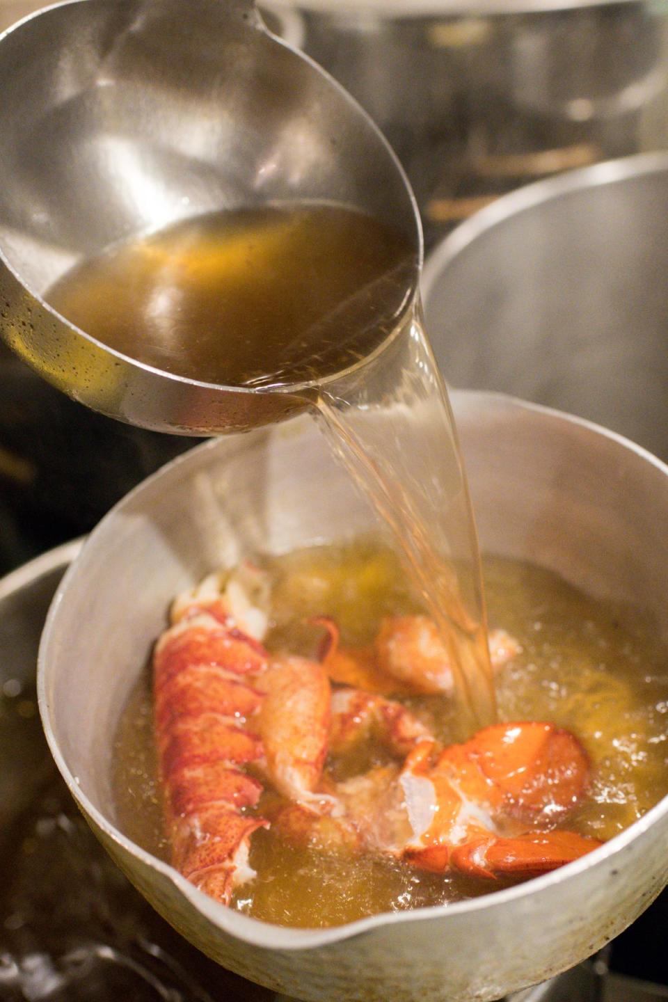 油炸過的蝦殼淋上金黃牛骨高湯一起煮。