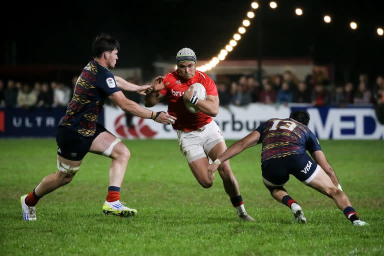 Agustín Segura intenta pasar entre Manuel Bernstein y Juan Pablo Castro; a Dogos XV le costó, pero fue nítidamente mejor que Pampas en Córdoba y es un justo finalista del Super Rugby Americas.