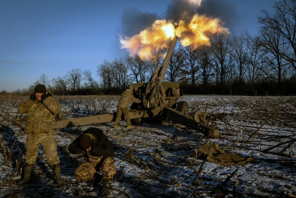 Soldados ucranianos disparan su obús de 152 milímetros en la ciudad de Pisky, Ucrania, controlada por Rusia, el lunes 9 de enero de 2023. (Nicole Tung/The New York Times)
