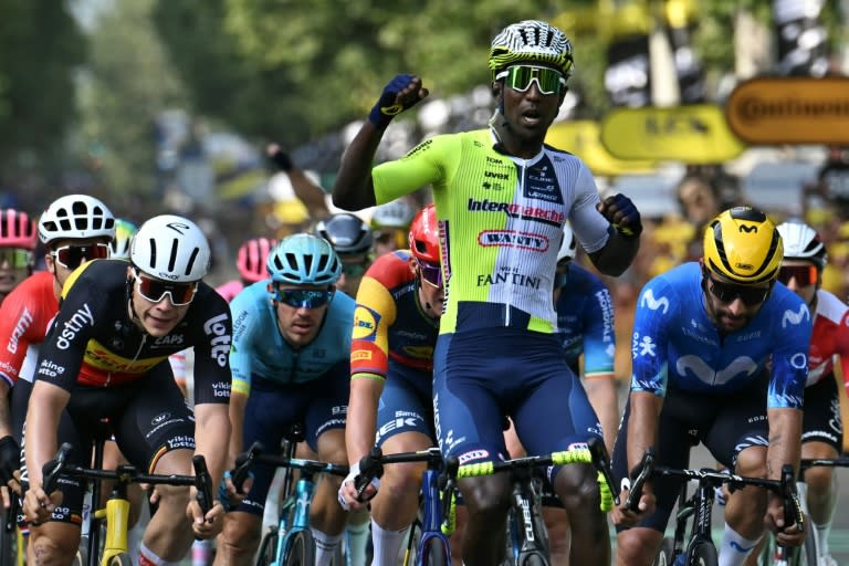 L'Érythréen de la formation Intermarche - Wanty Biniam Girmay passe la ligne d'arrivée en tête lors de la 3e étape du Tour de France, entre Piacenza et Turin en Italie, le 1er juillet 2024 (Marco BERTORELLO)