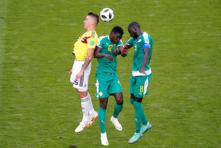 Soccer Football - World Cup - Group H - Senegal vs Colombia - Samara Arena, Samara, Russia - June 28, 2018 Colombia's Mateus Uribe in action with Senegal's Ismaila Sarr and Cheikhou Kouyate REUTERS/David Gray