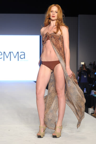 CON UN PAREO EN COLORES TIERRA. Los colores marrones y la gama de los tonos tierra en general son una fuerte tendencia para los trajes de baño de este verano 2012, y si complementas un bikini color chocolate con un pareo estampado al tono, ganas por dos.