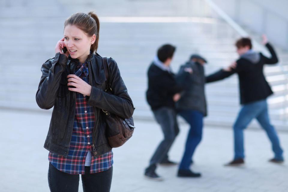 Setzen Sie selbst den Notruf ab, dann seien Sie sehr präzise in der Schilderung der Situation: Wer meldet, wo ist etwas passiert, was ist passiert und wie viele Personen sind beteiligt. Warten Sie dann unbedingt auf mögliche Rückfragen und legen Sie nicht sofort auf. (Bild: Polizeiliche Kriminalprävention der Länder und des Bundes)