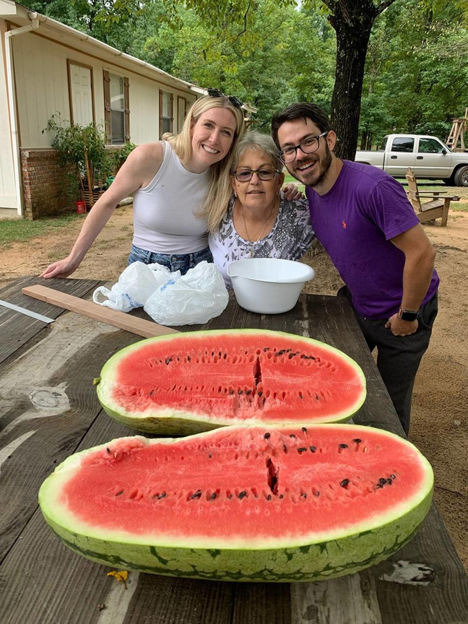 Elaine Ross (centro), con su hijo Skyler Kern (dcha) y su esposa, Sydney Kern. Ross, que vive en Empire, Alabama, dice que la inflación “simplemente nos está matando”. Para reducir costos, ha estado apagando el aire acondicionado desde la 1 p.m. a las 7 p. m. “Me duele”, dice, “que viví toda mi vida haciendo todo lo correcto para estar en la situación en la que estoy”.