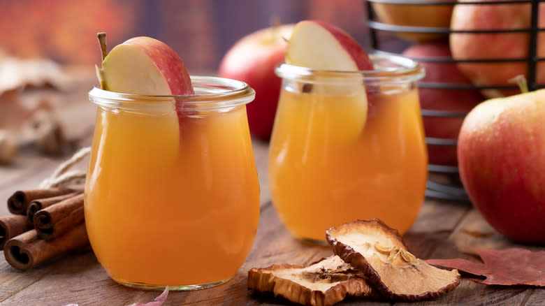 Apple cider with apple slices