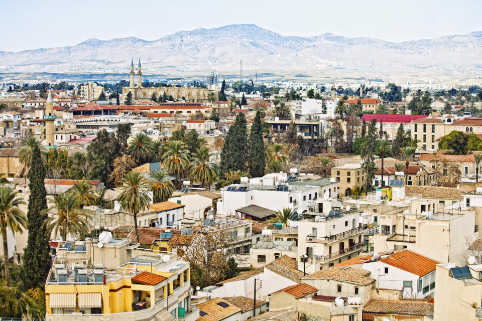 <p>Aunque la ciudad sigue partida en dos, entre las comunidades griega y turca, la pandemia ha hecho que surjan numerosos proyectos culturales compartidos a ambos lados de la frontera. Uno de ellos ha sido el de restauración del patrimonio, como mezquitas, iglesias o fuentes. También una pegadiza canción grabada por 40 artistas de ambos lados. Además, Nicosia es una ciudad fortificada, con interesantes museos y una catedral extraordinaria que ha sido reconvertida en mezquita. (Getty Creative)</p> 