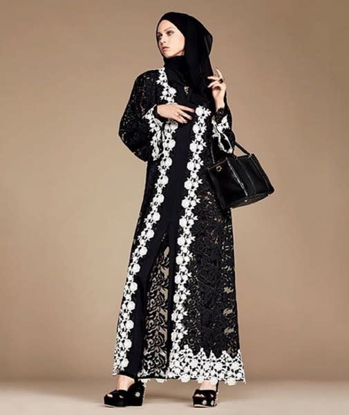 Dolce & Gabbana hat die klassische muslimische Mode in einer eigenen Kollektion interpretiert. Teil der Linie: Abayas und Hidschabs. Hier ist eines der Gewänder zu sehen, die das italienische Modehaus für den arabischen Raum entworfen hat. (Bild-Copyright: Instagram/dolcegabbana)