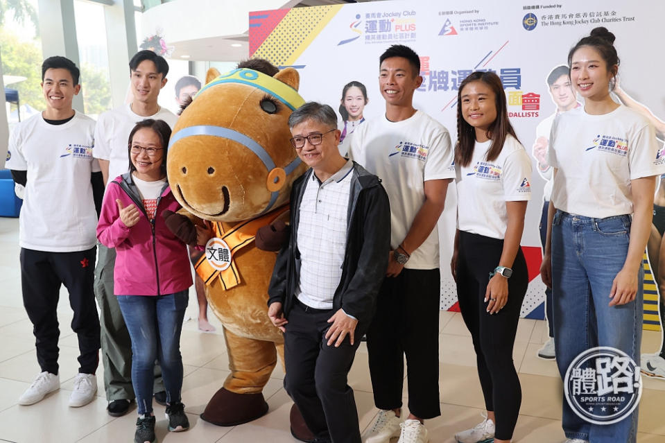 Yu Yaxin's parents took a photo with their daughter and a group of athletes.