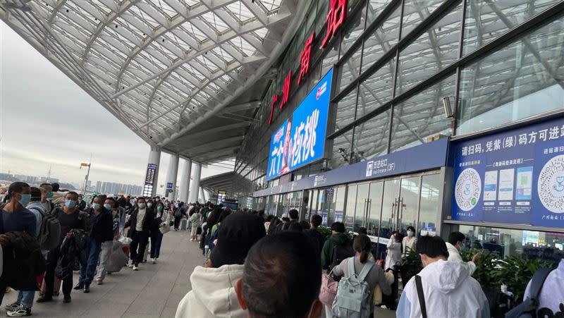 大量學生昨晚緊急離開廣州，今日車站依舊可以看到大排長龍的人潮。（圖／翻攝自微博）
