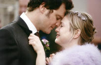 <p>Das kann auch nur Bridget Jones (Renée Zellweger) … Anstatt ihren Mr. Darcy (Colin Firth) ausreden zu lassen, plappert sie ihm in seinen Heiratsantrag dazwischen. “Es gibt da eine Frage, die ich dir gerne stellen würde.” – “Alles klar, so lange es nicht ‘Willst du mich heiraten?’ ist … Oh Gott, es ist ‘Willst du mich heiraten?'” Aber Bridget wäre nicht Bridget, wenn sie dafür keine Lösung parat hätte: Also rennt sie ein paar Meter zurück und fordert ihn dazu auf, einfach noch einmal von vorn anzufangen. Dieses Mal fragt er sie dann lieber auch ganz schnell, bevor sie wieder dazwischen funken kann.<br>(Foto: Rex Features) </p>