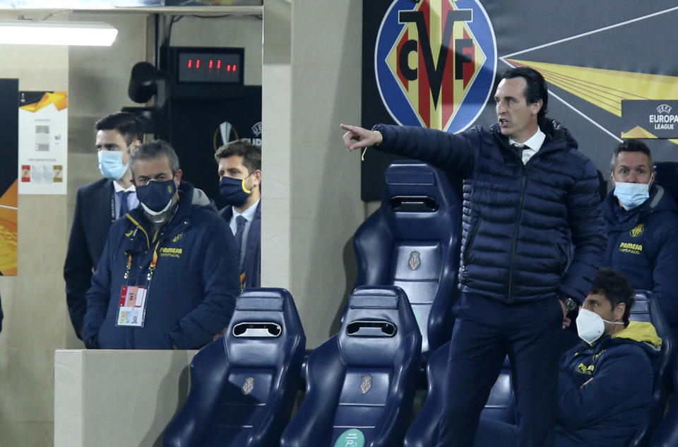 Unai Emery, técnico del Villarreal, da indicaciones a sus jugadores durante la vuelta de los cuartos de final de la Liga Europa ante el Dinamo de Zabreb, el jueves 15 de abril de 2021 (AP Foto/Alberto Sáiz)