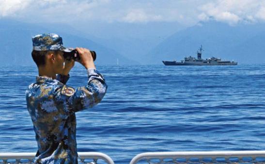 網路近日流傳一張照片，指出「解放軍海軍官兵近距離目視台灣花蓮和平電廠，巡航台灣海岸線」，事實查核中心認定為假消息。（翻攝網易新聞）