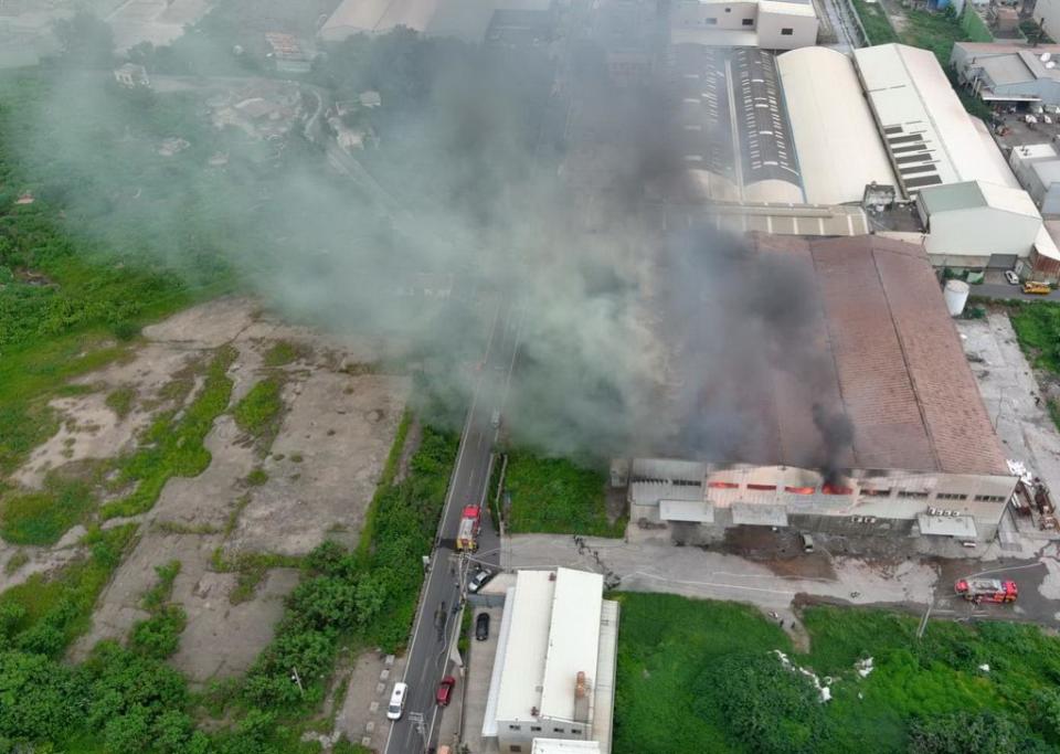 龍井區工業路一處木材工廠昨日傳出火警，烈焰和大量濃煙不斷從鐵皮建築內竄出，直衝天際。（記者陳金龍翻攝）