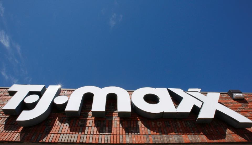 <p>TJ MAXX Y MARSHALLS: Según un memorando que llegó a manos de la prensa, ambas cadenas de tiendas, muy populares en Estados Unidos, ordenaron a sus empleados retirar todas las señales de la marca Ivanka Trump.(Photo: Reuters) </p>