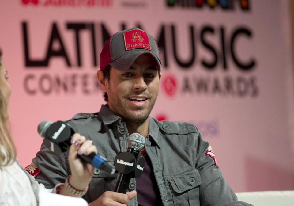 Enrique Iglesias habla de su música en la Conferencia Billboard de la Música Latina, el miércoles 23 de abril del 2014 en Miami. (AP Foto/J Pat Carter)