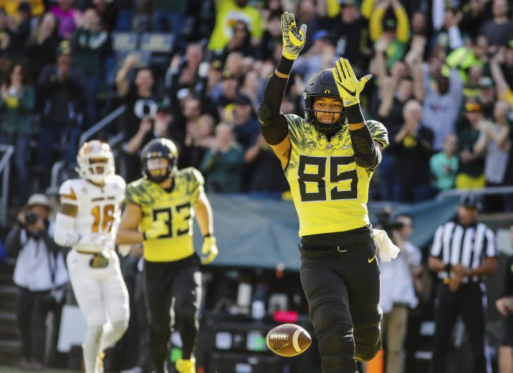 Oregon tight end Pharaoh Brown (85), scores a touchdown in the first quarter. (AP)