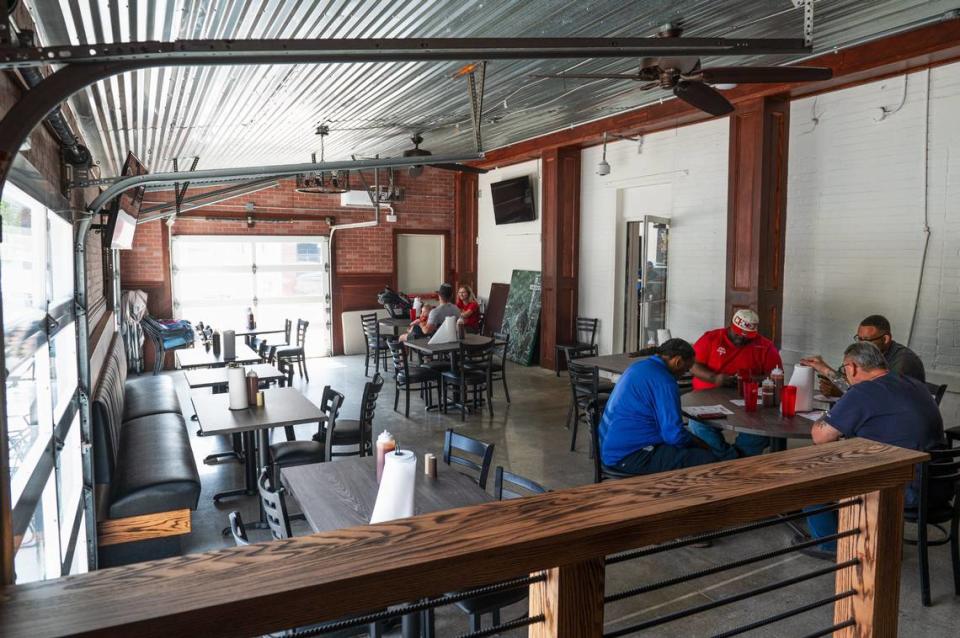 Wolfepack BBQ features an air-conditioned, garage door-enclosed patio on the building’s east side. Zachary Linhares/zlinhares@kcstar.com