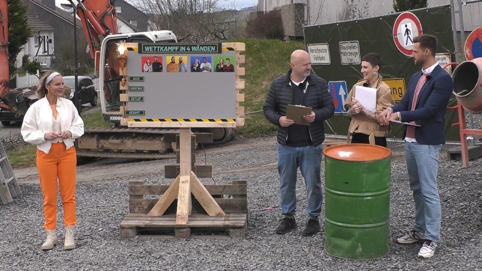 Die Abrechnung: Die Jury (von rechts: Alexander Pieper, Kristina Ströh und Detlef Steves) verkündete Bauleiterin Eva Brenner (links) und den Bauteams ihre Punktewertung. (Bild: RTL)