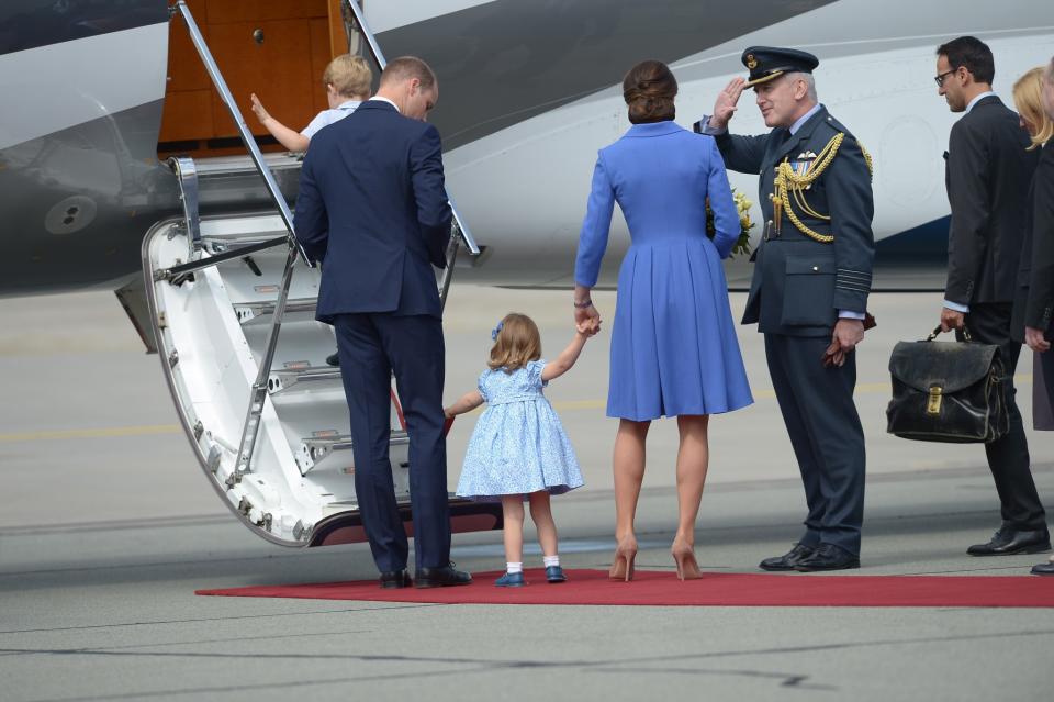 <p>Prinzessin Charlotte zieht Herzogin Kate in den Flieger nach Berlin.(Bild: dpa) </p>