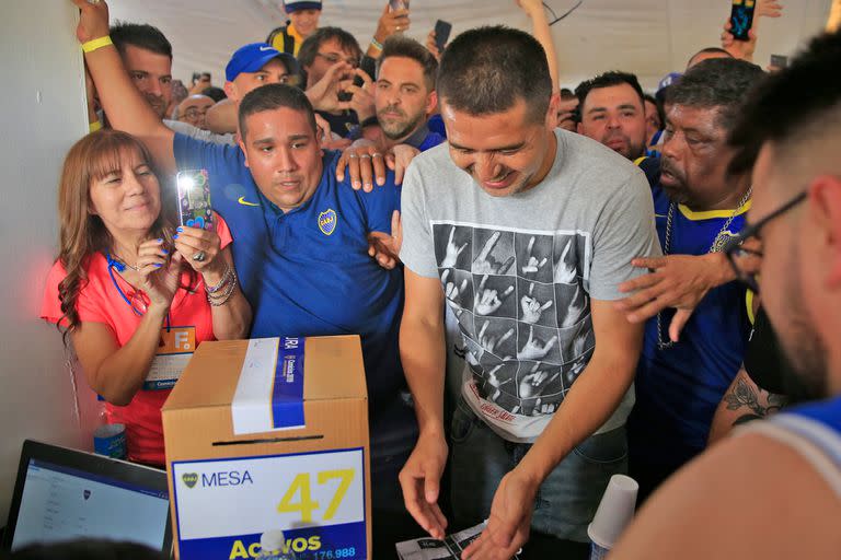 Riquelme vota, durante las elecciones de 2019 en la que la fórmula de la que formó parte ganó y asumió al frente de Boca
