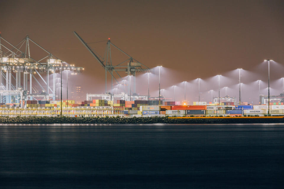 Controles en la cabina de mando del Laura Maersk, un carguero que puede quemar gasóleo pesado tradicional o metanol ecológico, en el puerto de Copenhague, el 14 de septiembre de 2023. (Betina Garcia/The New York Times)
