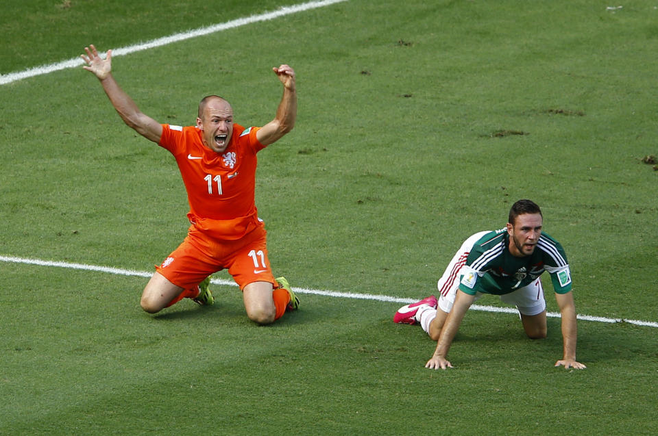 Arjen Robben of the Netherlands (L) appeals for a penalty next to Mexico's Miguel Layun during their 2014 World Cup round of 16 game at the Castelao arena in Fortaleza June 29, 2014. REUTERS/Mike Blake  (BRAZIL  - Tags: SOCCER SPORT WORLD CUP)  