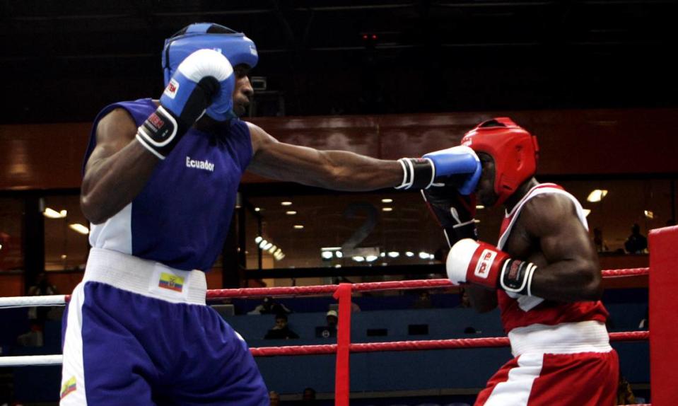 El haitiano Azea Agustama (derecha) pelea contra el ecuatoriano Jorge Quiñones durante una competición de boxeo de cuartos de final de peso pesado de 91 kilos, en los Juegos Panamericanos de Río de Janeiro, el lunes 23 de julio de 2007. Quiñones ganó y avanzó a la semifinal. (AP Photo/Jorge Saenz)
