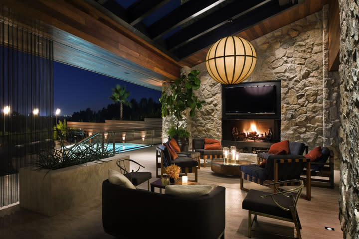 Jennifer Aniston Beverly Hills Home-fireplace