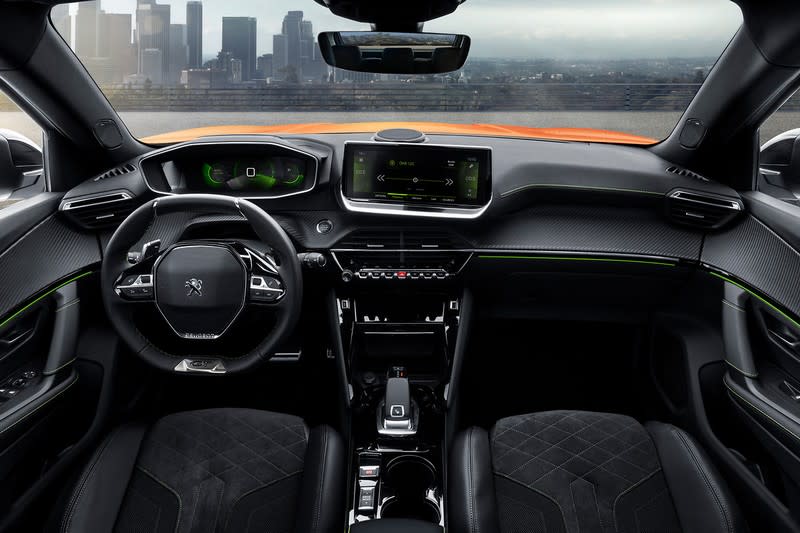 i-Cockpit座艙設計、智慧手機串連、數為儀表與半自動駕駛輔助科技等，都搭載於新世代2008車上，