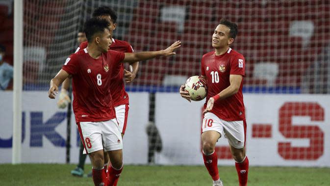 Timnas Indonesia baru berhasil menyamakan skor 2-2 pada menit ke-80. Gol penyeimbang dicetak Egy Maulana Vikri. (AP/Suhaimi Abdullah)