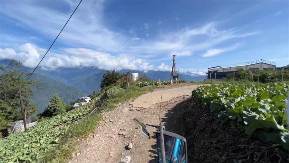 仁愛鄉搶通道路大型菜車難行　小貨車接駁運下山耗費人力