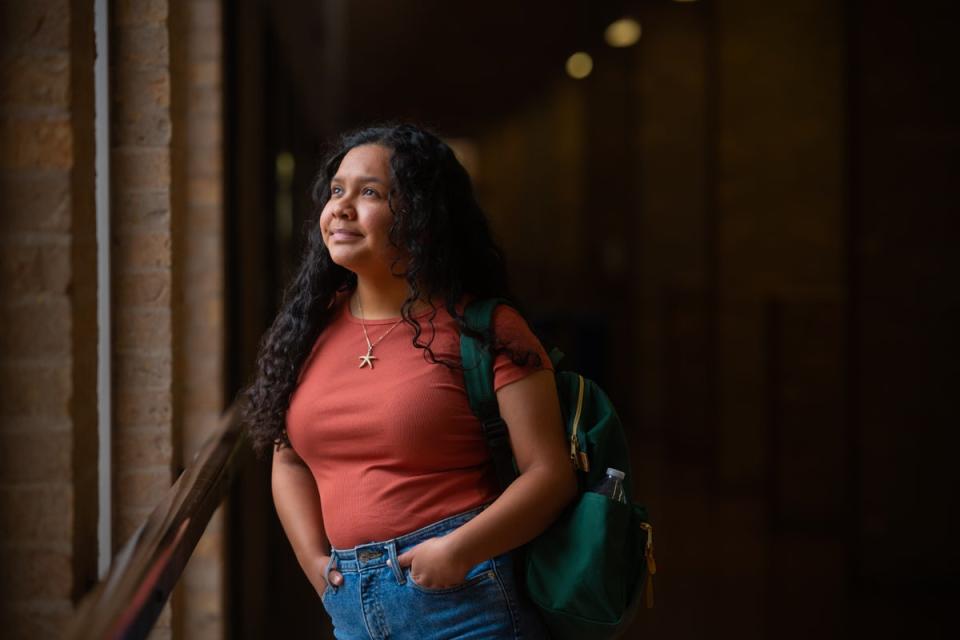 Andrea Hernández, una estudiante de primer año especializándose en matemáticas en la Universidad de Texas en Austin, está esforzándose por recuperar su energía estudiantil después de perder fuerzas cuando la pandemia obligó a su escuela secundaria a aprender a la distancia. (Erika Rich para The Hechinger Rep)