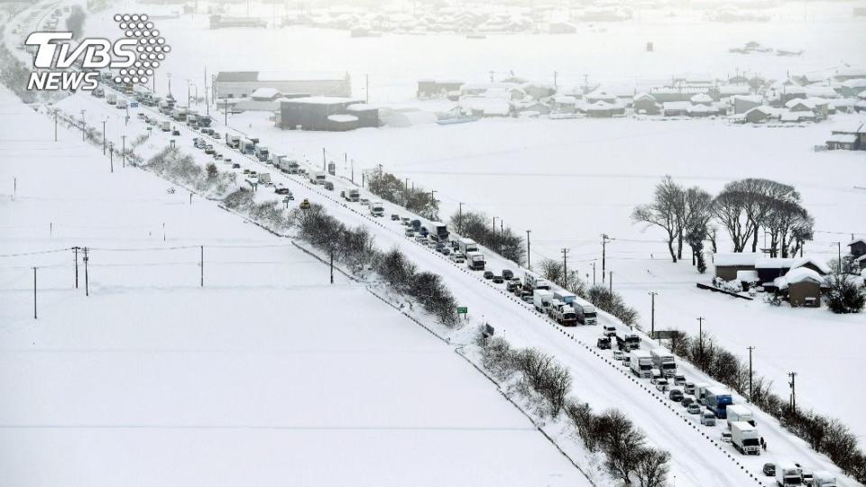 日本雪天，車輛上路要換雪胎，滋賀發生雪胎連續遭竊事件。（示意圖／達志影像路透社）
