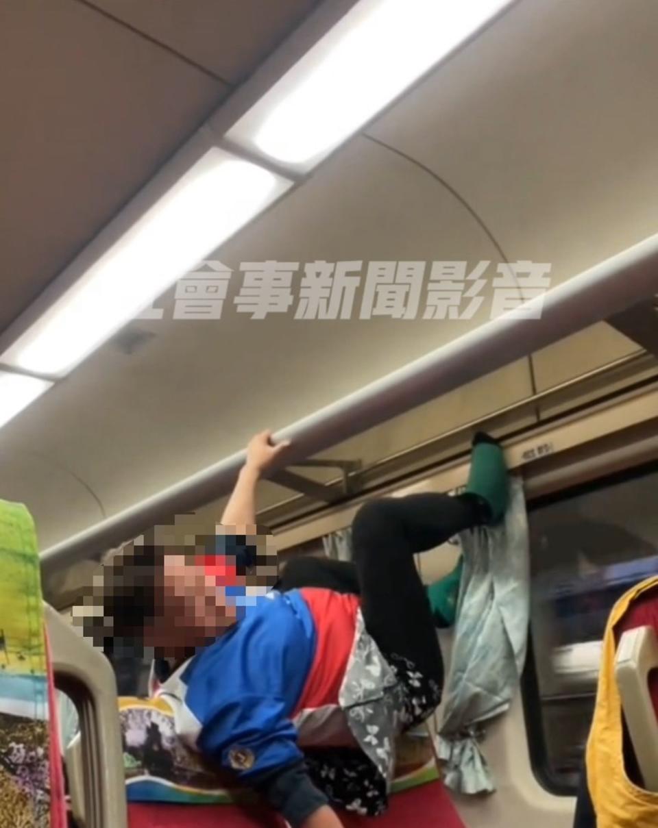 該女多次雙腳踩在列車窗戶上，行為誇張離譜。（翻攝自社會事新聞影音）