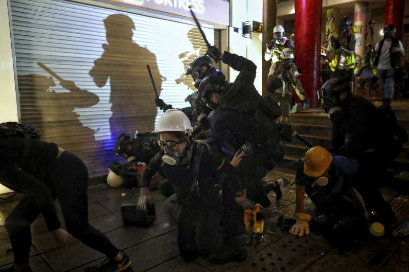 香港反送中示威越演越烈，警方執法引發爭議。（AP）