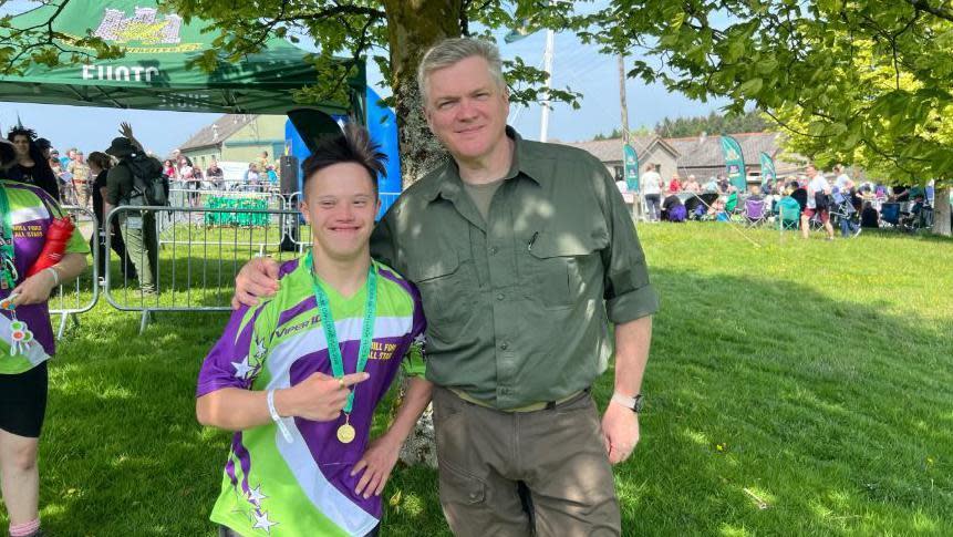 Ray Mears with challenger Jason