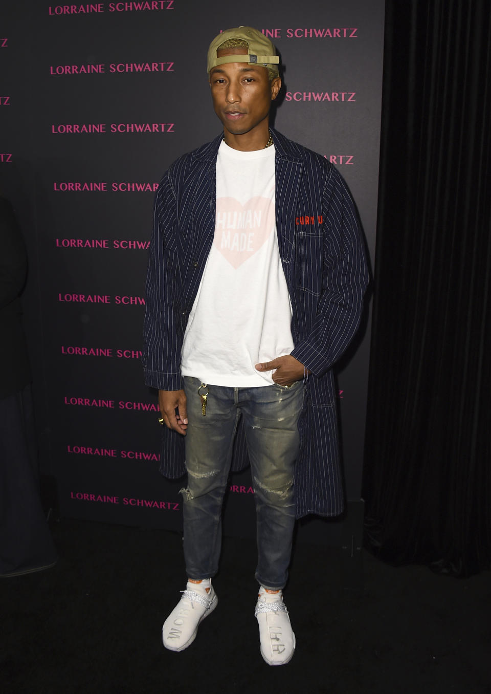 <p>Neben den vielen hübschen Damen konnte sich aber auch ein männlicher Gast sehen lassen – nämlich Musiker und Fashion-Ikone Pharrell Williams. Er punktete mit einem lässigen Style, trug T-Shirt, Jeans und Sneakers. (Bild: AP Photo) </p>