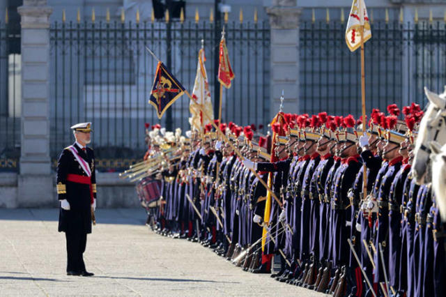 El rey Felipe y otros 'royals' que lucen con orgullo el uniforme