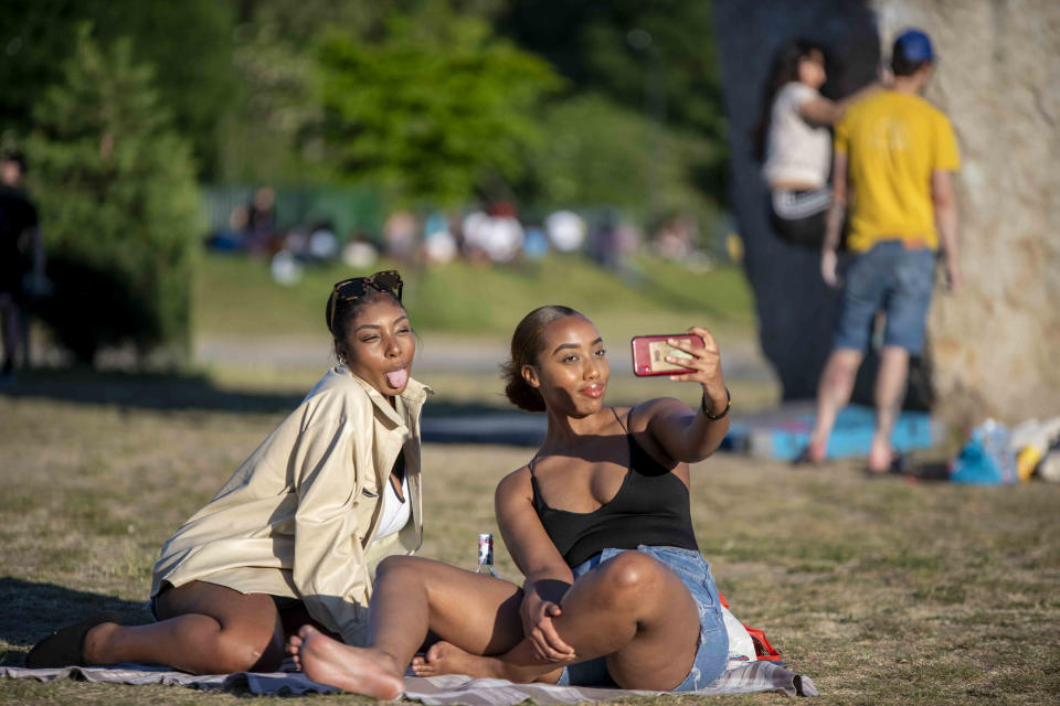 Members of the public by the end of the day at Shoreditch Park when temperature hit 27 degrees.