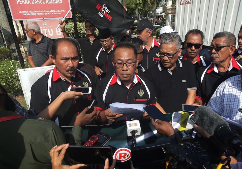 Pertubuhan Rangkaian Organisasi (PRO) 98 Reformis Perak secretary Sazali Samsudin speaks during a demonstration in Ipoh November 20, 2019. — Picture by Farhan Najib