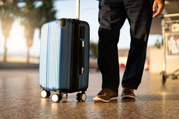 Harta de su padre con Alzheimer, lo manda en un viaje de ida a otra ciudad. Foto: FG Trade / Getty Images.