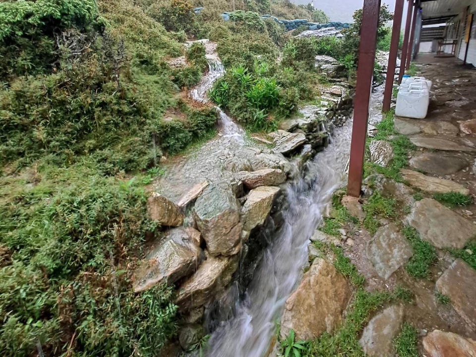 卡努帶來西南氣流影響，向陽山區大雨不斷，嘉明湖山屋前發生地面逕流。（記者鄭錦晴翻攝）