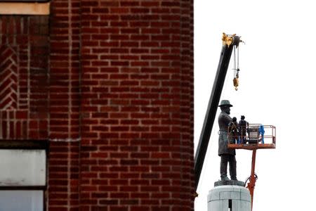 Construction crew prepare a monument of Robert E. Lee, who was a general in the Confederate Army, for removal in New Orleans, Louisiana, U.S., May 19, 2017. REUTERS/Jonathan Bachman